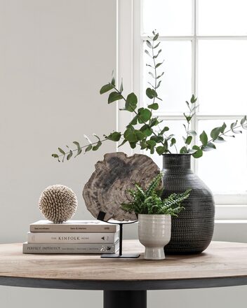 Large-SO-250531-Soho-dining-table-ML-855924-Sand-shell-ball-ML-890932-Fossil_sf1_DTP