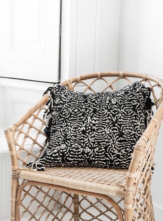 ML-920141-Zorro-cushion-square-ML-252844-Levanto-lounge-chair_sf1_DTP